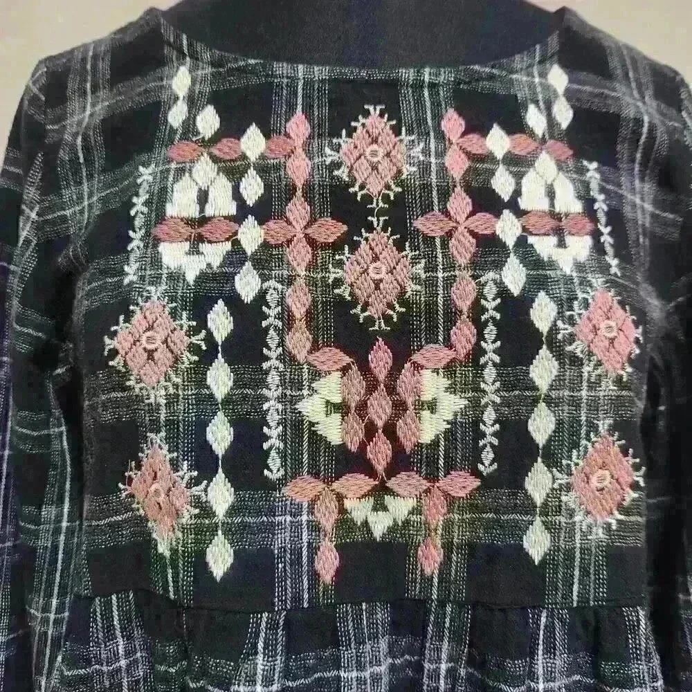 Weekend Suzanne Betro Medium BoHo Chic Embroidered Black & White Long Sleeve Top